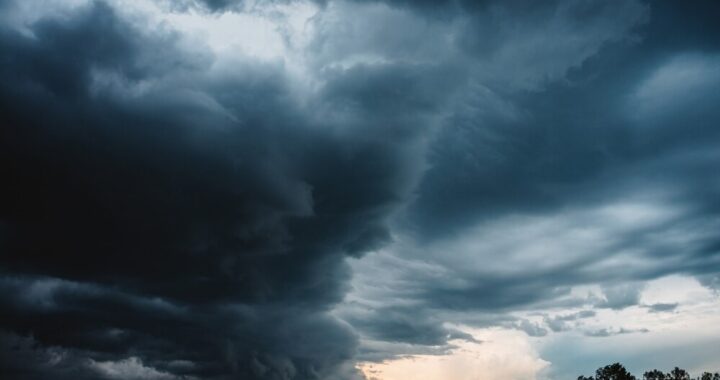 deszcz-na-drogach--b--d---ostro--ny-za-kierownic---auto-5056